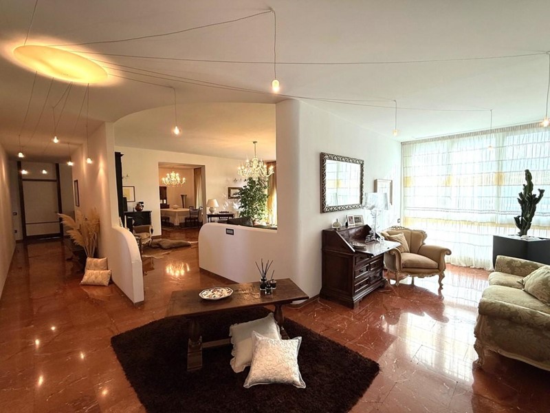 Appartamento in Vendita a Gambassi Terme, zona Badia a Cerreto, 380'000€, 210 m², arredato, con Box