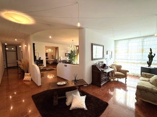 Appartamento in Vendita a Gambassi Terme, zona Badia a Cerreto, 380'000€, 210 m², arredato, con Box