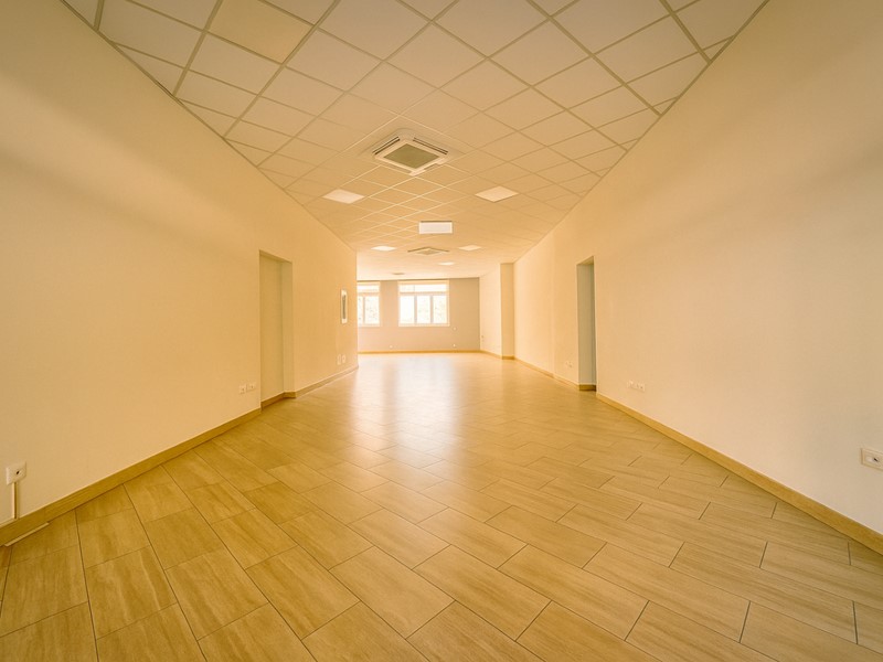 Immobile commerciale in Affitto a Cascina, 3'000€, 222 m²