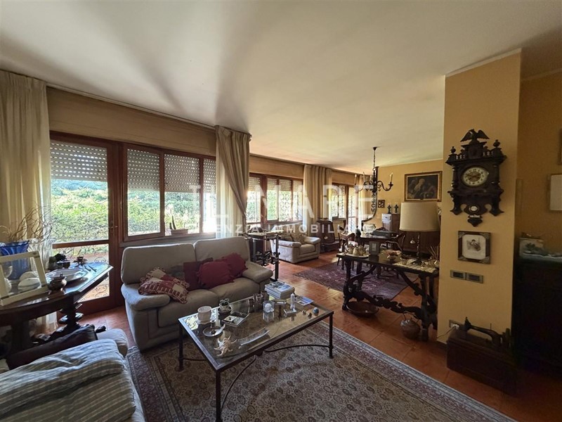 Appartamento in Vendita a Massa, 365'000€, 180 m², arredato, con Box