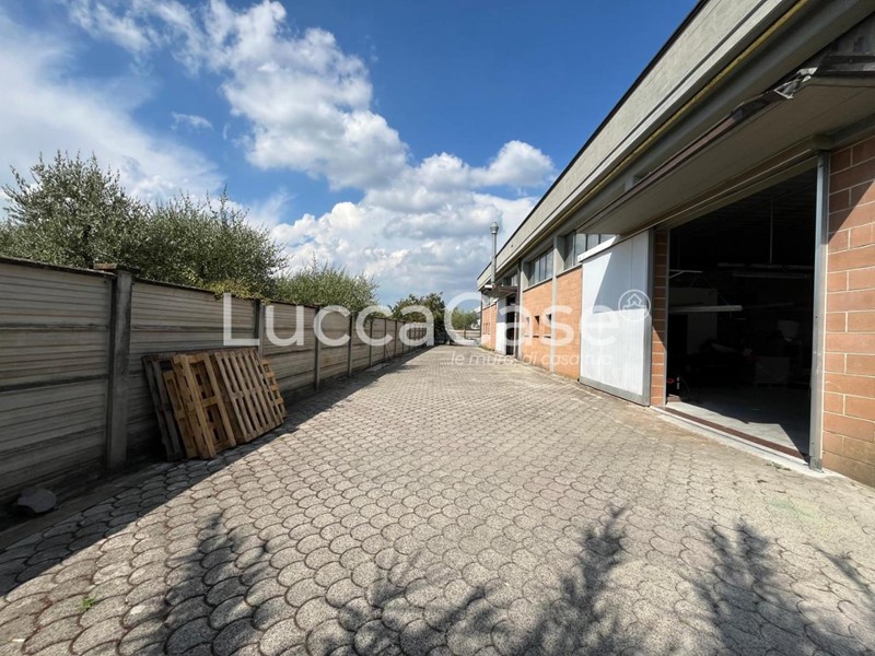 Capannone in Vendita a Altopascio, 550'000€, 725 m²