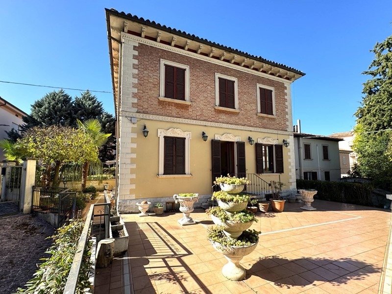 Casa Semi Indipendente in Vendita a Fabriano, 240'000€, 190 m²