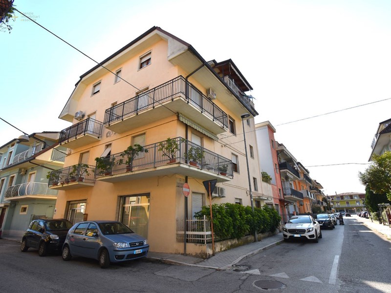 Ufficio in Affitto a San Benedetto del Tronto, 450€, 54 m²