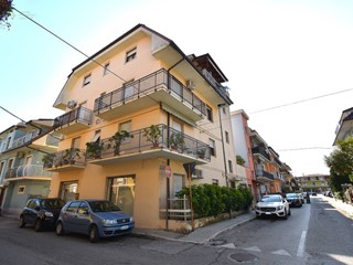 Ufficio in Affitto a San Benedetto del Tronto, 450€, 54 m²