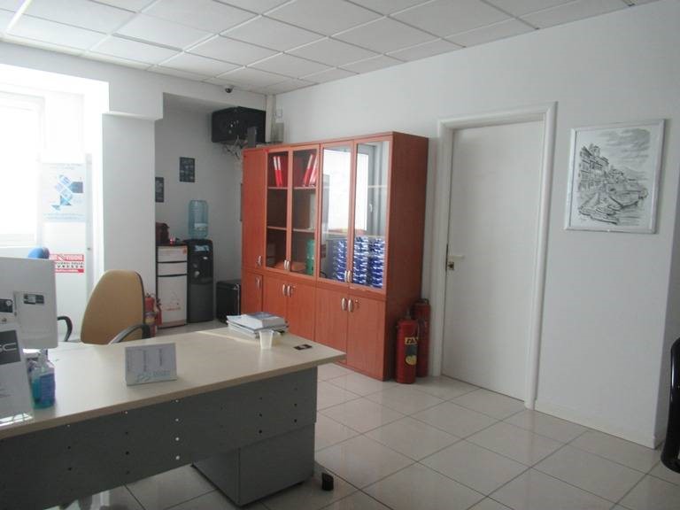 Ufficio in Affitto a Spoltore, 1'200€, 110 m²