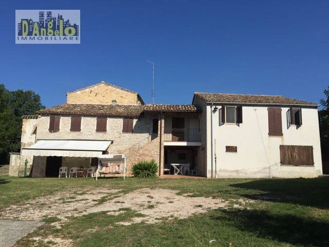 Cascina in Vendita a Rotella, 150'000€, 293 m²