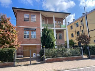 Quadrilocale in Affitto a Ferrara, 900€, 150 m²