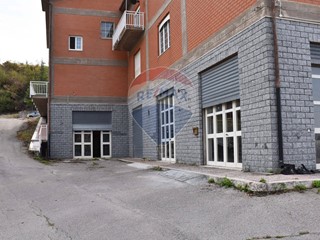 Magazzino in Vendita a Petralia Sottana, 170'000€, 280 m²