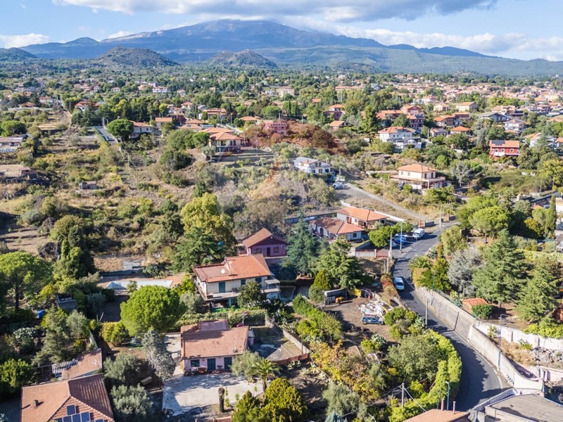 Villa in Vendita a Pedara, 530'000€, 200 m²