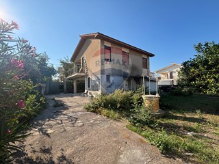 Villa in Vendita a Augusta, 140'000€, 145 m²