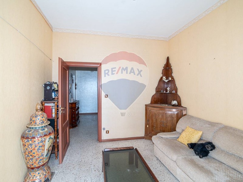 Appartamento in Vendita a Catania, 95'000&euro;, 140 m²