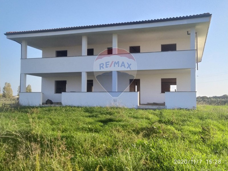 Casa Indipendente in Vendita a Aprilia, 315'000€, 300 m²