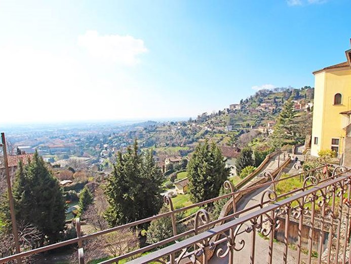 Casa Indipendente in Vendita a Bergamo, 370 m²