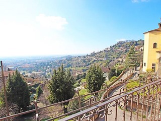 Casa Indipendente in Vendita a Bergamo, 370 m²