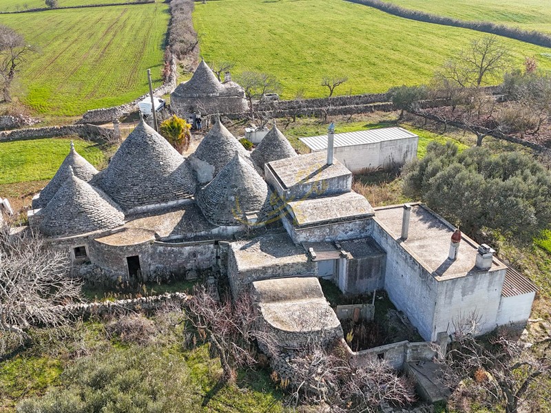 Cascina in Vendita a Martina Franca, 265'000€, 200 m², con Box