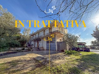 Villa in Vendita a Monopoli, 210'000€, 300 m², con Box