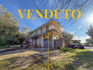 Villa in Vendita a Monopoli, 210'000&euro;, 300 m², con Box