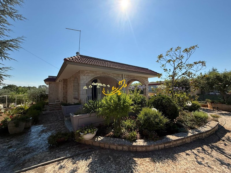 Villa in Vendita a Fasano, 270'000€, 240 m²