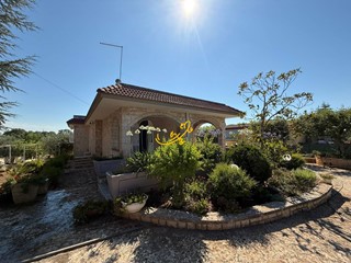 Villa in Vendita a Fasano, 270'000€, 240 m²