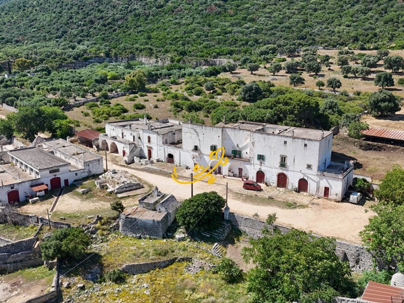 Rustico in Vendita a Fasano, 3000 m²