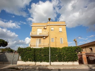 Trilocale in Vendita a Pomezia, 135'000€, 70 m²