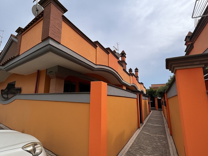 Casa Semi Indipendente in Vendita a Pomezia, 139'000€, 70 m²