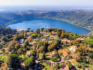 Villa in Vendita a Nemi, 435'000€, 263 m²