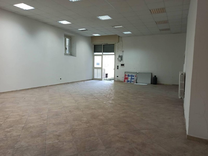 Immobile commerciale in Affitto a Avellino, 1'000€, 150 m²