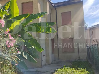 Casa Indipendente in Vendita a Faenza, 380'000€, 250 m²
