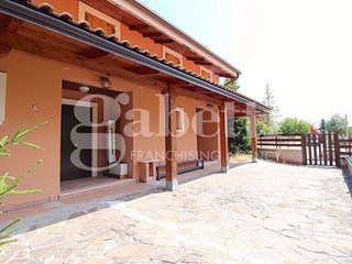 Villa bifamiliare in Affitto a Castel di Sangro, 700€, 80 m²