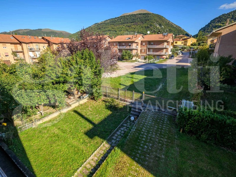 Appartamento in Vendita a Gubbio, 215'000&euro;, 140 m², con Box