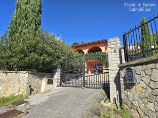 Casa Indipendente in Vendita a Magione, zona San Feliciano, 450'000€, 170 m², arredato