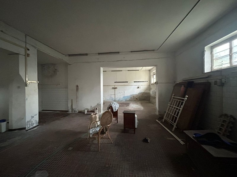 Immobile commerciale in Vendita a Sarzana, zona Battifollo, 75'000&euro;, 178 m²