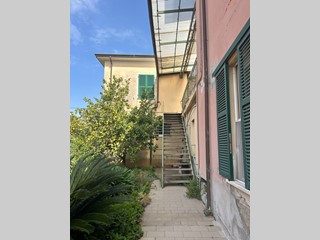 Casa Semi Indipendente in Vendita a Sarzana, zona Battifollo, 190'000&euro;, 232 m²