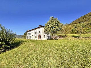 Casa Indipendente in Vendita a Cornedo Vicentino, 585 m², con Box