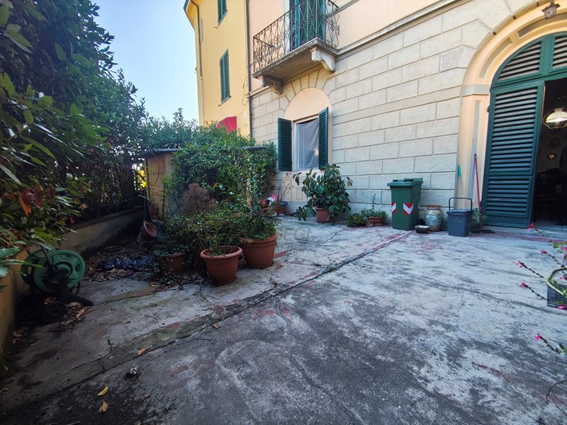 Casa Indipendente in Vendita a Lucca, 215'000&euro;, 180 m²