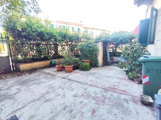 Casa Indipendente in Vendita a Lucca, 215'000&euro;, 180 m²