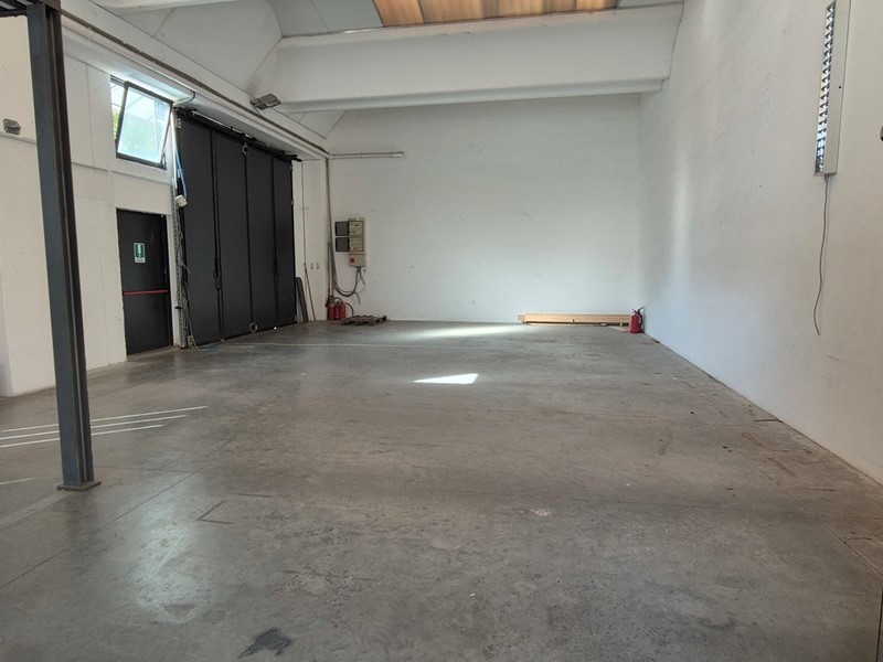 Capannone in Affitto a Genova, zona Struppa, 1'800€, 180 m²