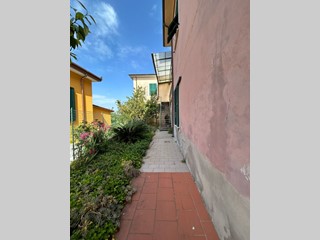 Casa Semi Indipendente in Vendita a Sarzana, zona Battifollo, 190'000&euro;, 232 m²