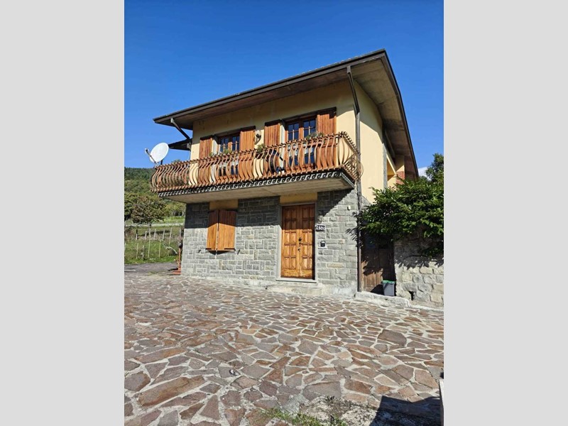 Casa Indipendente in Vendita a Comano, 329'000€, 274 m², arredato, con Box