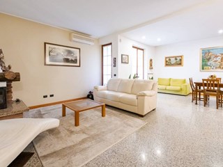 Villa bifamiliare in Vendita a Noviglio, zona Santa Corinna, 300'000€, 150 m², arredato, con Box