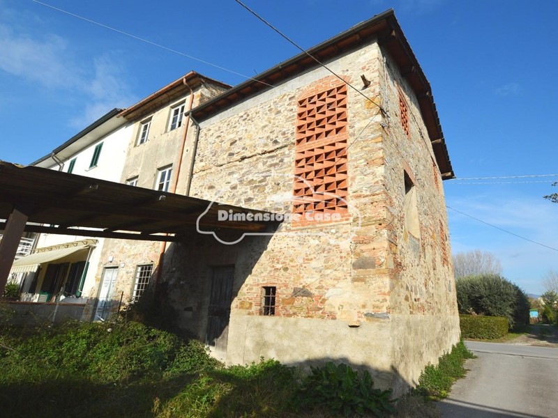 Casa Indipendente in Vendita a Lucca, zona Mugnano, 50'000&euro;, 120 m²