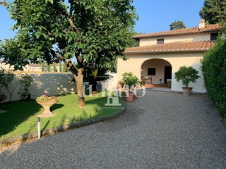 Casa Semi Indipendente in Vendita a Campi Bisenzio, 700'000€, 220 m²