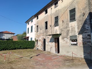Casa Indipendente in Vendita a Capannori, zona Pieve San Paolo, 75'000€, 260 m²