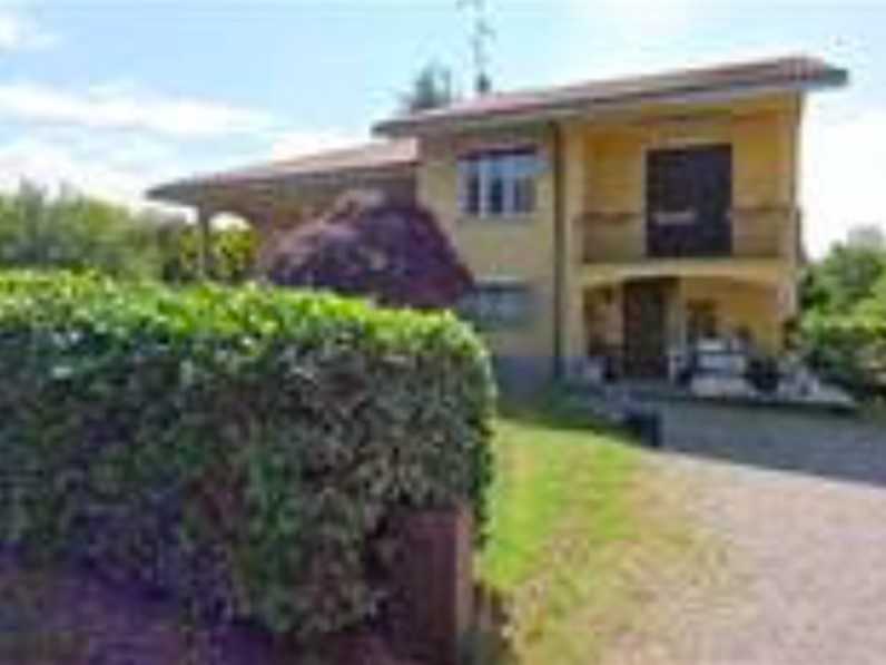 Villa in Vendita a Parabiago, 274'500€, 184 m², con Box