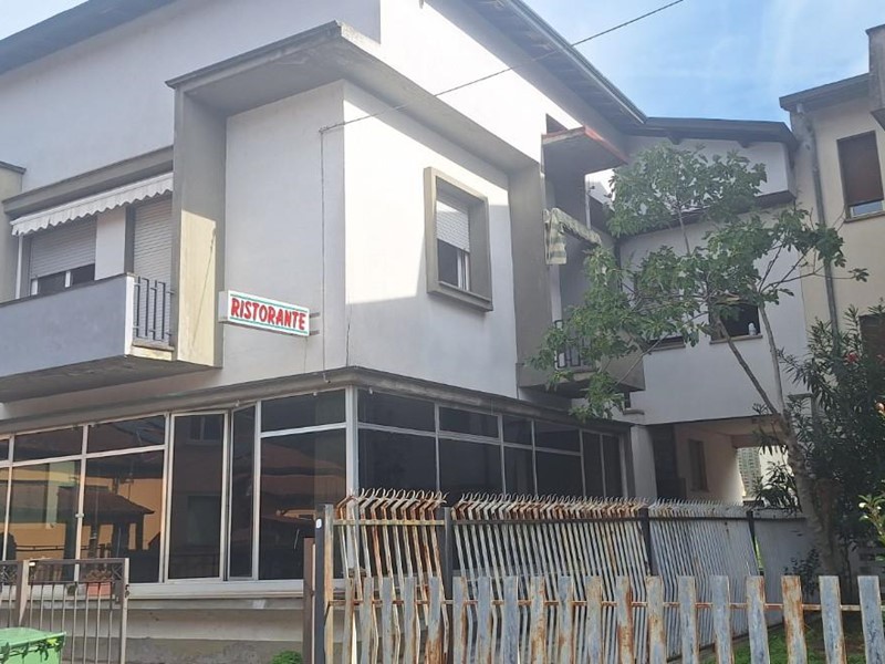 Attività commerciale in Vendita a Barga, zona Fornaci di Barga, 270'000&euro;, 365 m²