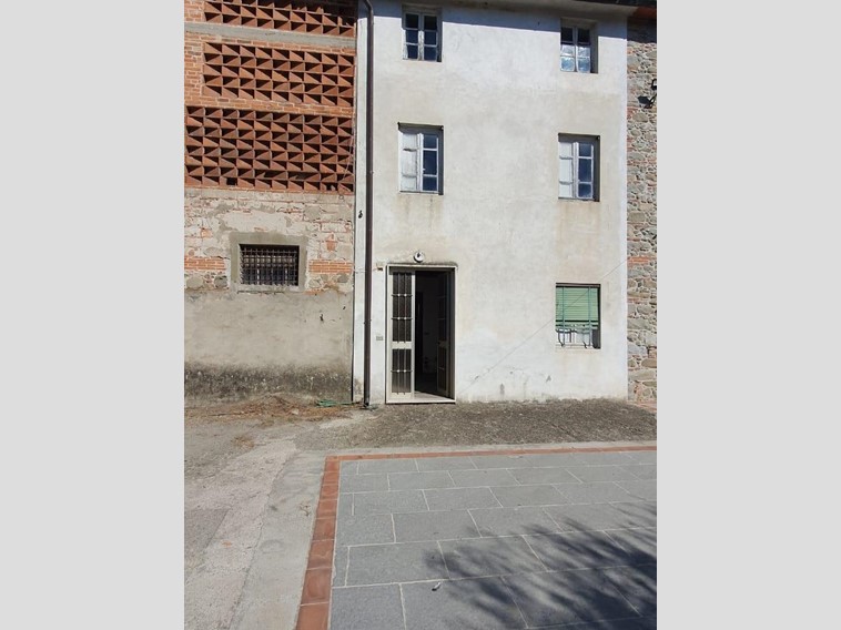 Casa Indipendente in Vendita a Capannori, zona Segromigno In Piano, 110'000€, 90 m²