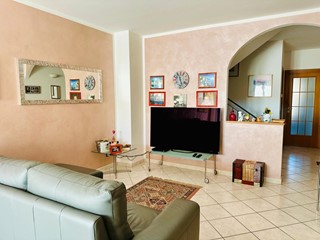 Casa Indipendente in Vendita a Siena, zona Taverne D'arbia, 270'000€, 135 m², arredato, con Box