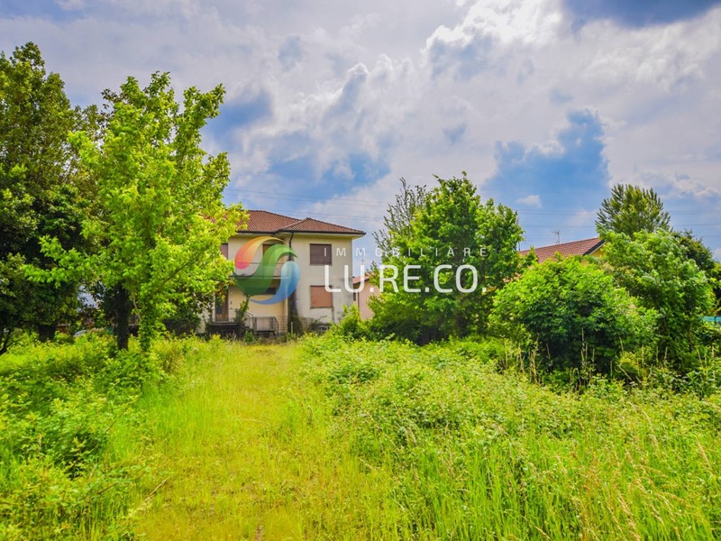 Villa in Vendita a Inverigo, 490'000€, 470 m²