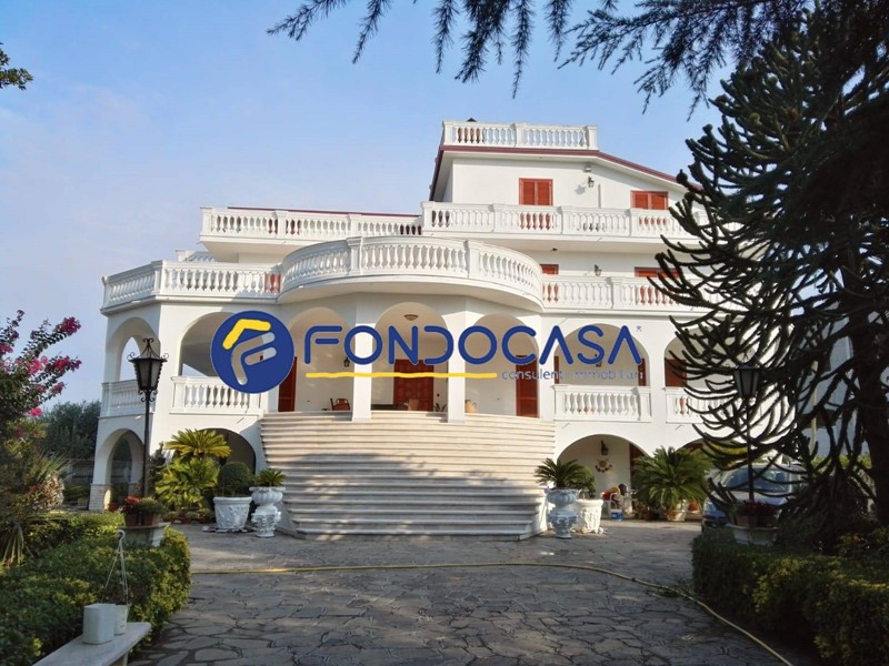 Villa in Vendita a Amorosi, 450'000€, 580 m²